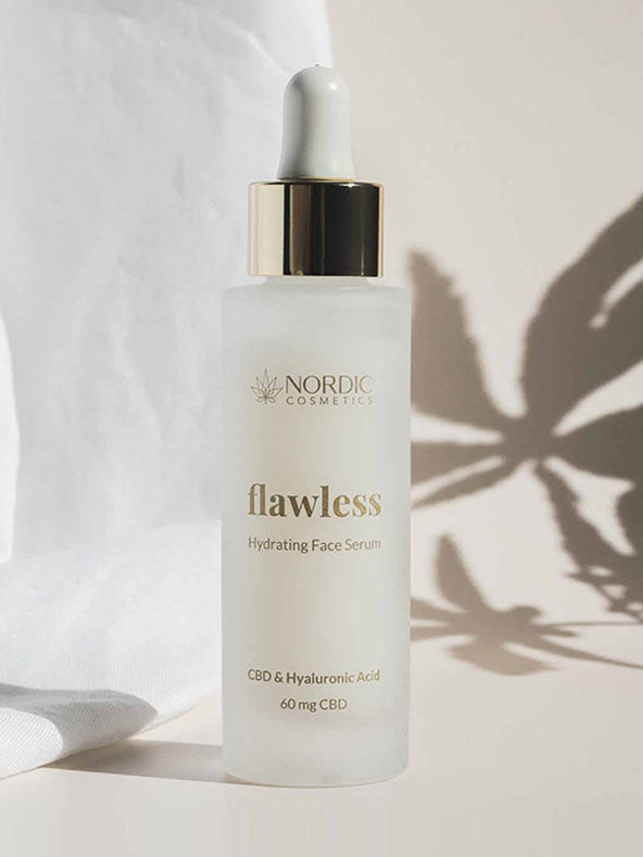 Feuchtigkeitsspendendes Gesichtsserum steht vor einem weißen Hintergrund