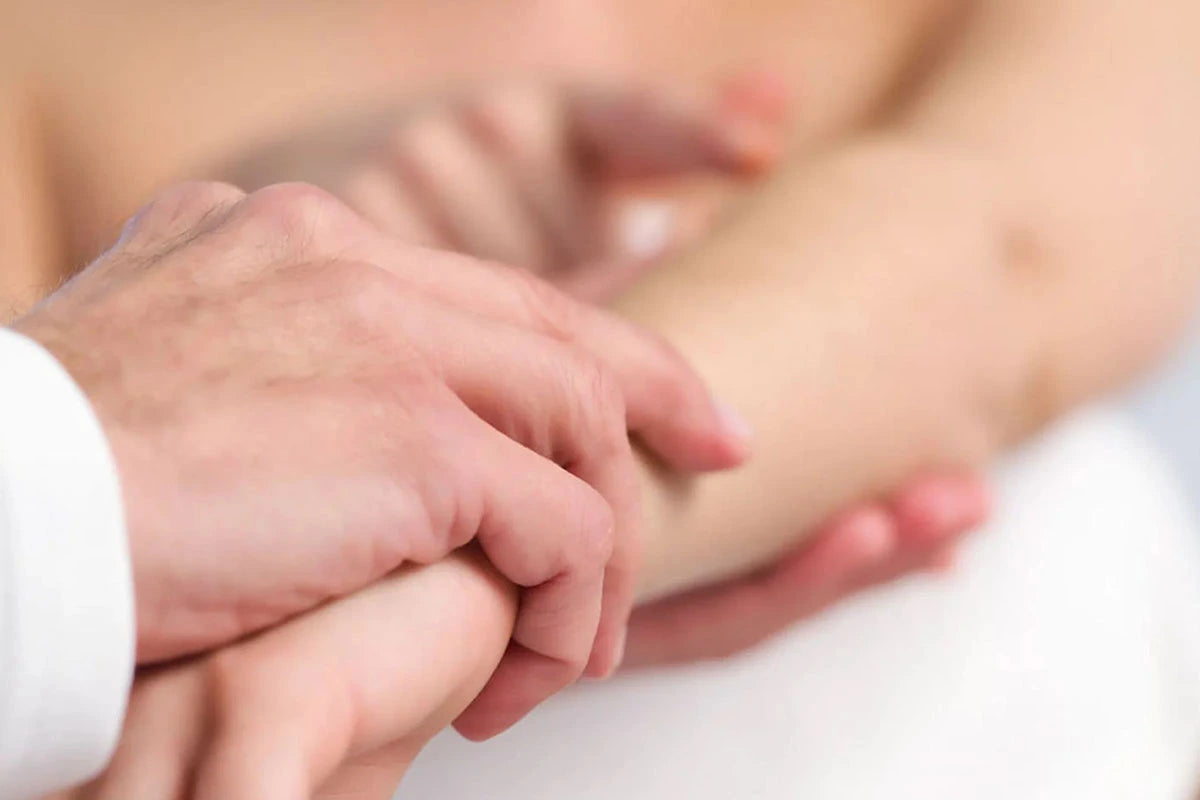 Doktor hält die Hand eines Patienten