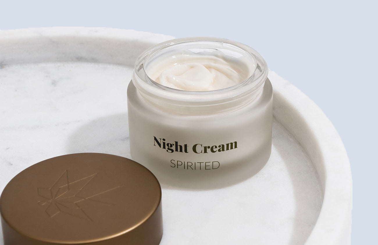 Nachtcreme auf weißer Platte