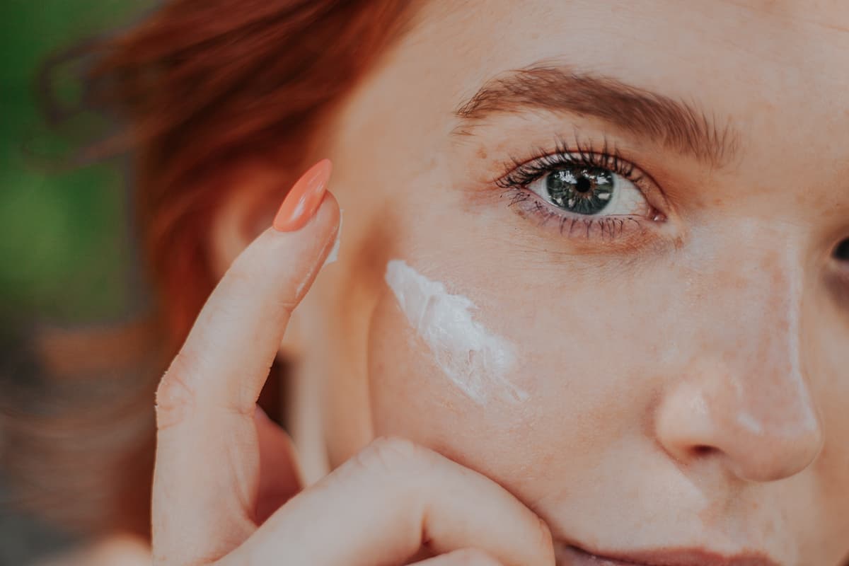 Frau die die Revitalisierende Anti-Aging Creme aufträgt