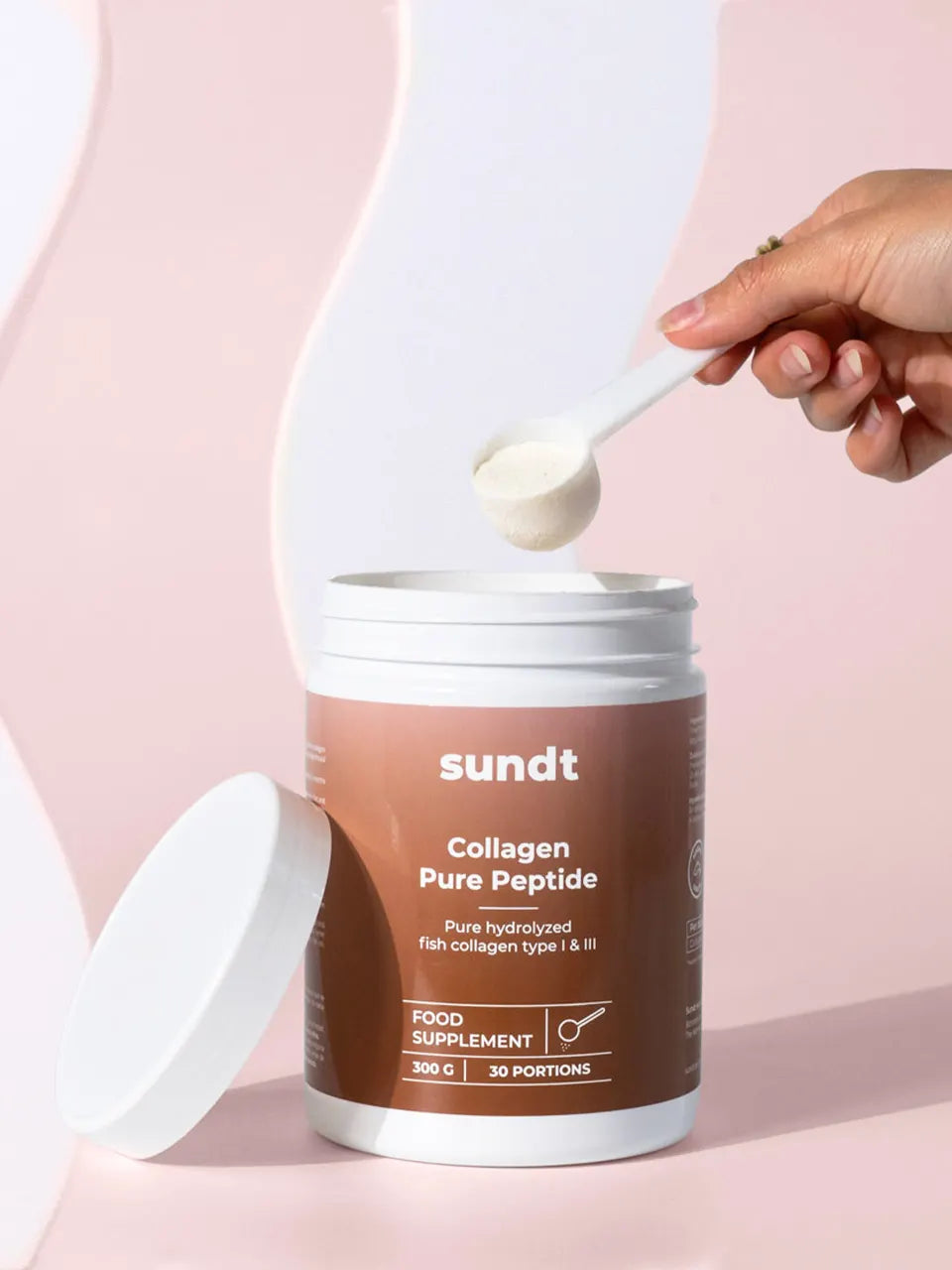 Kollagenpulver der Firma Sundt im Bereich der Entnahme des Pulvers aus dem Produkt vor einem rosa-weißen Wellenhintergrund.