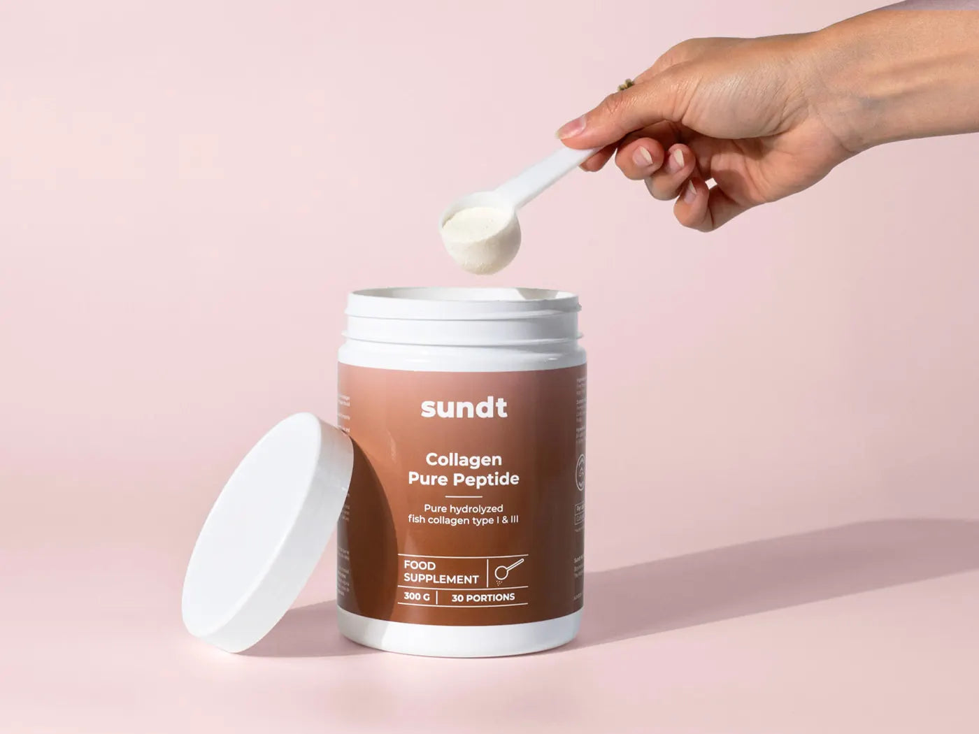 Kollagenpulver von Sundt, wo das Pulver aus dem Produkt entnommen wird.