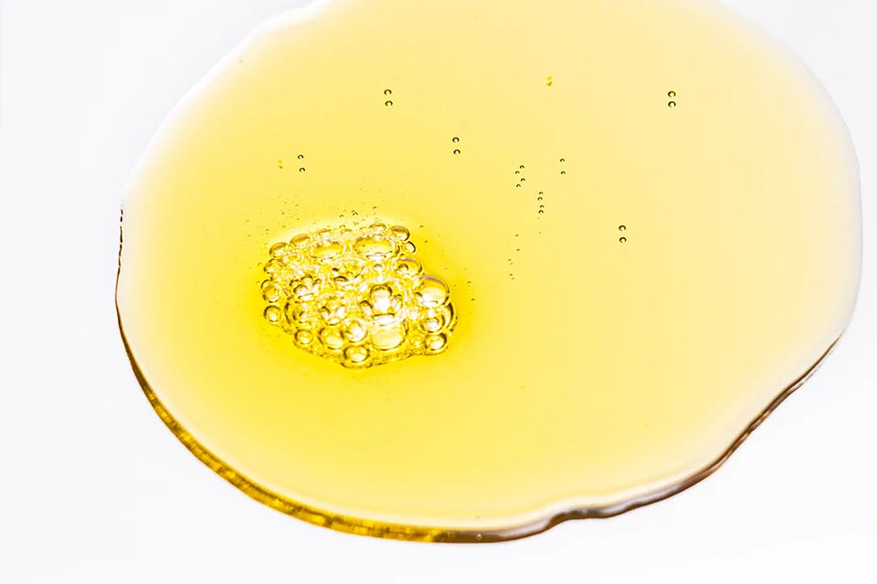 gelbe Flüssigkeit auf weißem Hintergrund