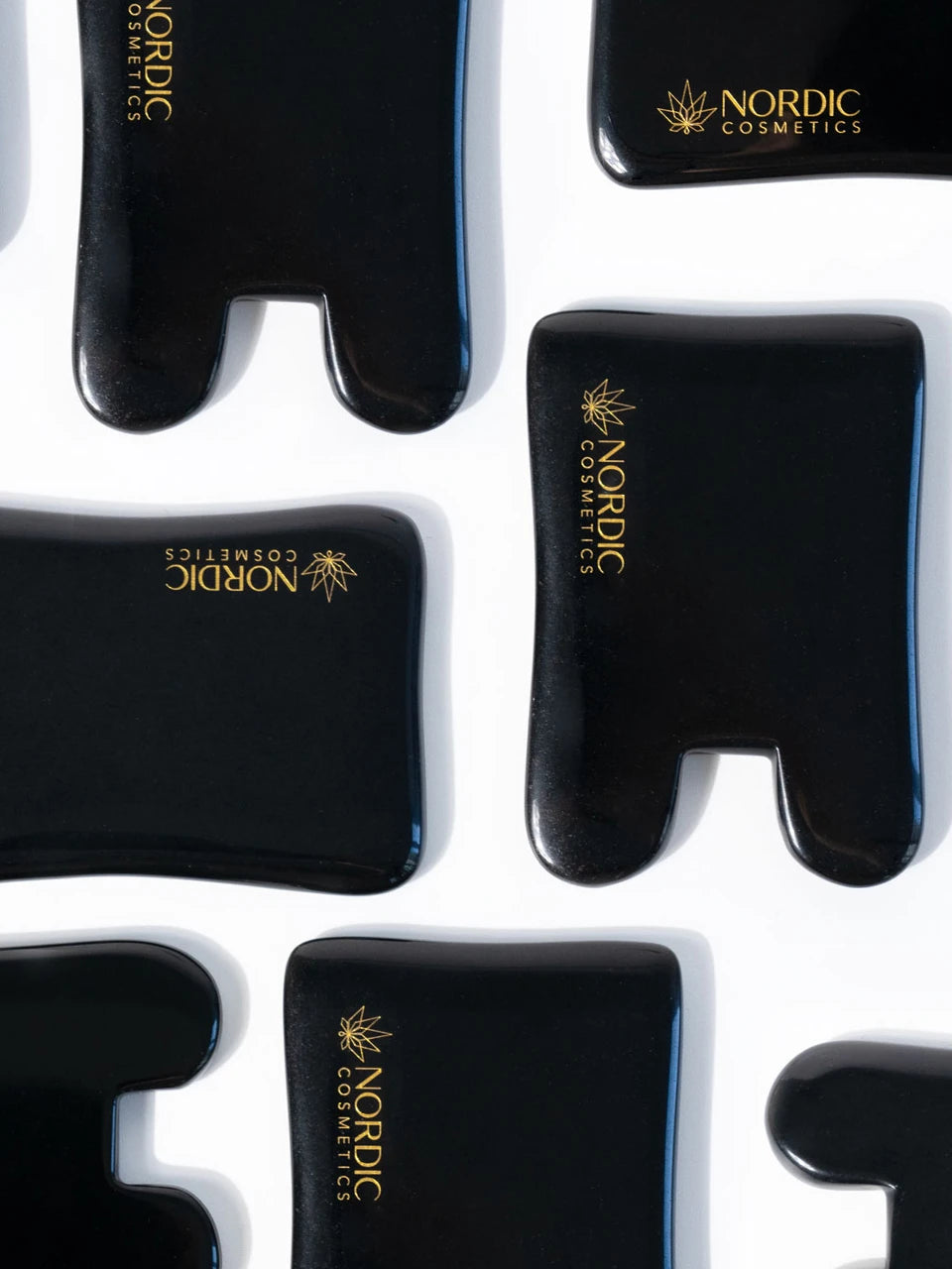Mehrere Gua Sha von Nordic Cosmetics auf weißem Hintergrund