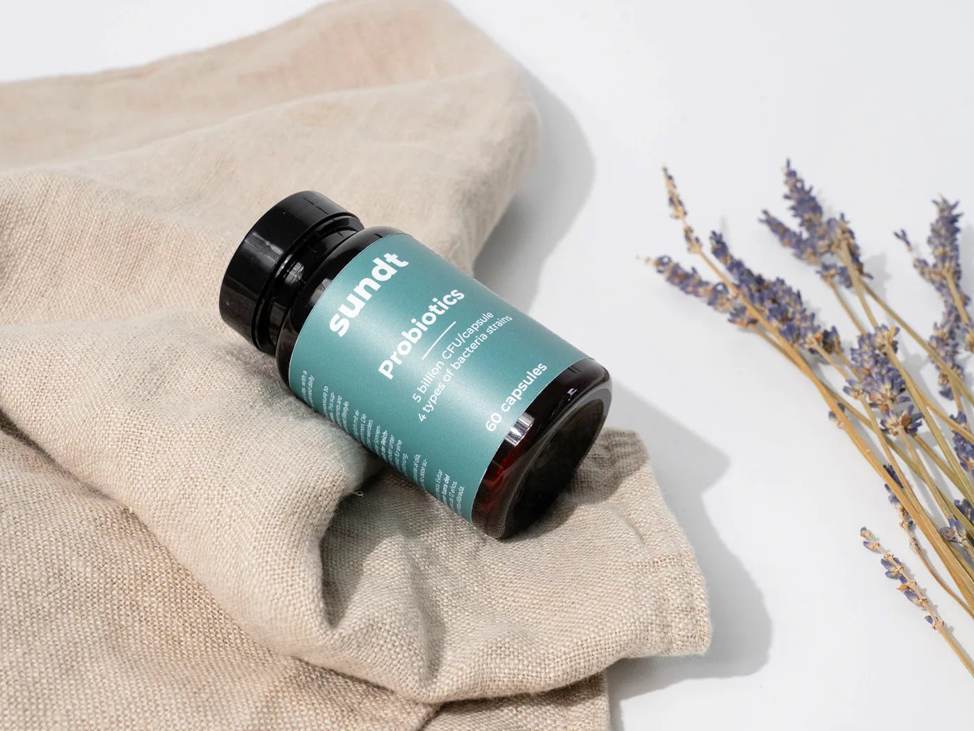 Das Probiotikum der Firma Sundt ist auf einem braunen Hintergrund zu sehen.