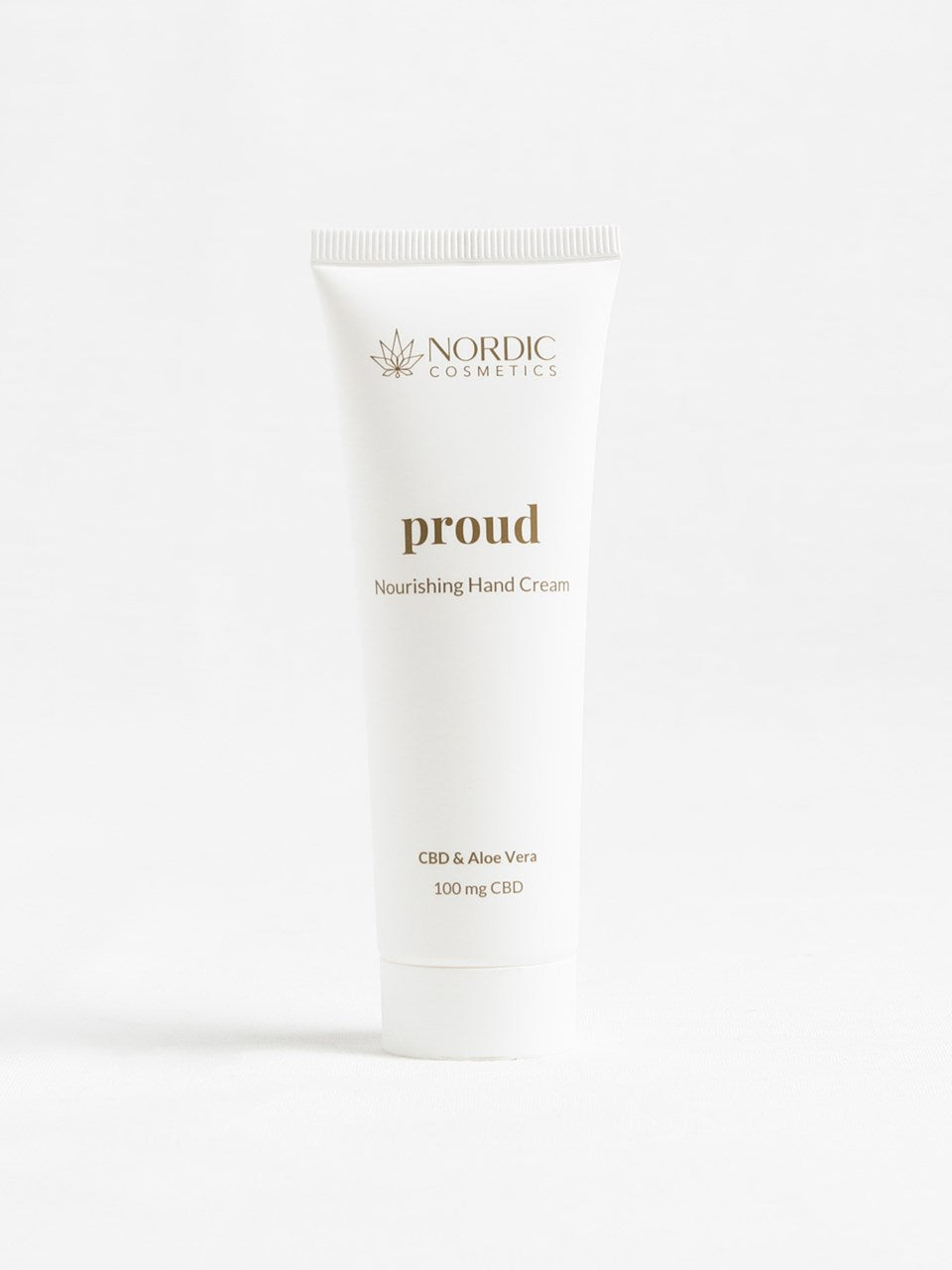 Die Tube der Pflegende Handcreme steht auf einem weißen Hintergrund.