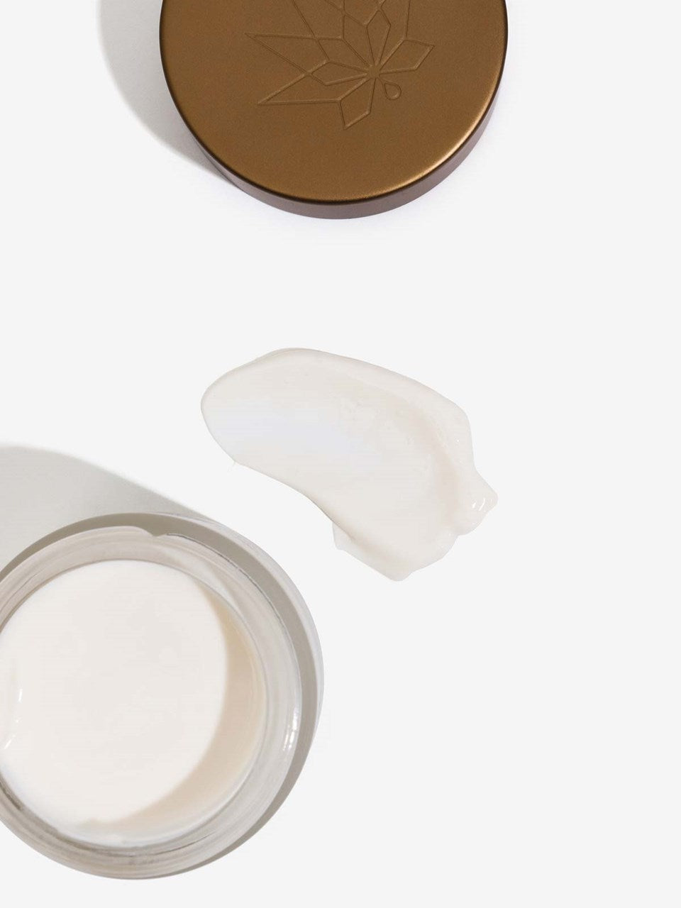 Die Dose, Deckel und ein Klecks des Revitalisierende Anti-Aging Creme mit CBD.