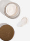 Die Revitalisierende Anti-Aging Creme steh offen auf dem Bild daneben ein Fleck der Creme
