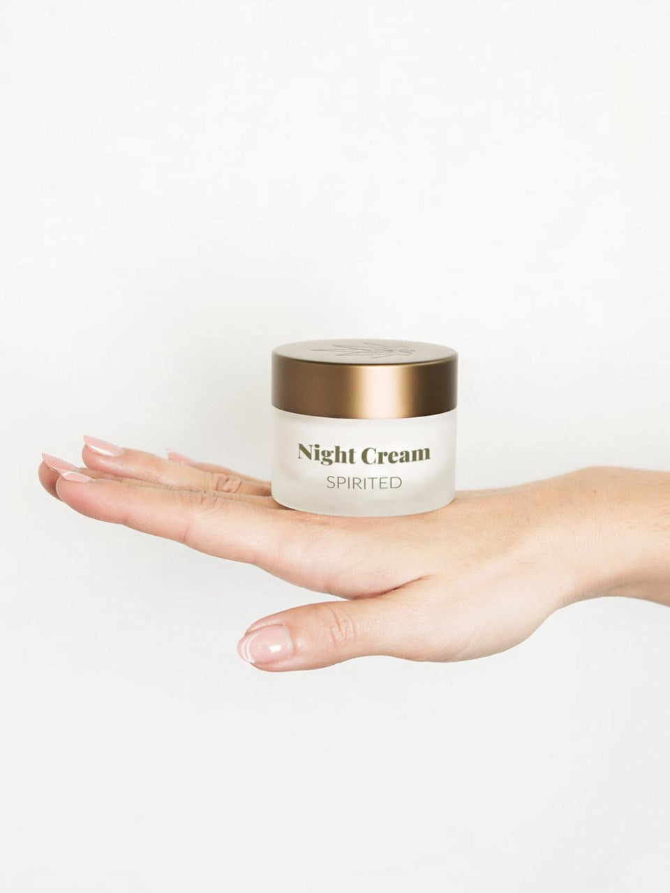 Auf einer Frauenrückhand liegt die Dose des Regenerierende Nachtcreme