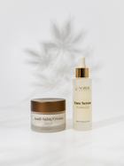Gesichtsserum und Anti-Aging Creme auf weißem Hintergrund.